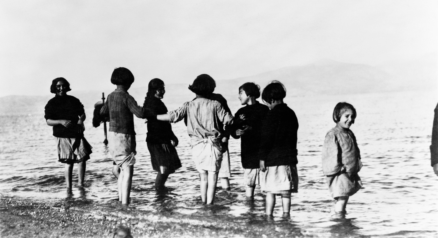 Greek and Armenian refugee children play in the sea in Marathon, Greece, in 1915. (Wikimedia Commons, George Grantham Bain Collection).