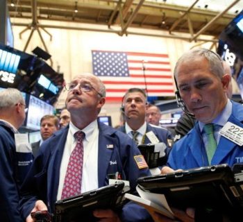 Traders work on the floor of the New York Stock Exchange (NYSE) in New York City, U.S., September 15, 2016.  REUTERS/Brendan McDermid