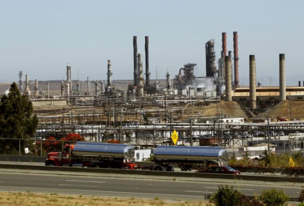 Chevron Corp's refinery is shown in Richmond, California August 7, 2012.  REUTERS/Robert Galbraith/File Photo