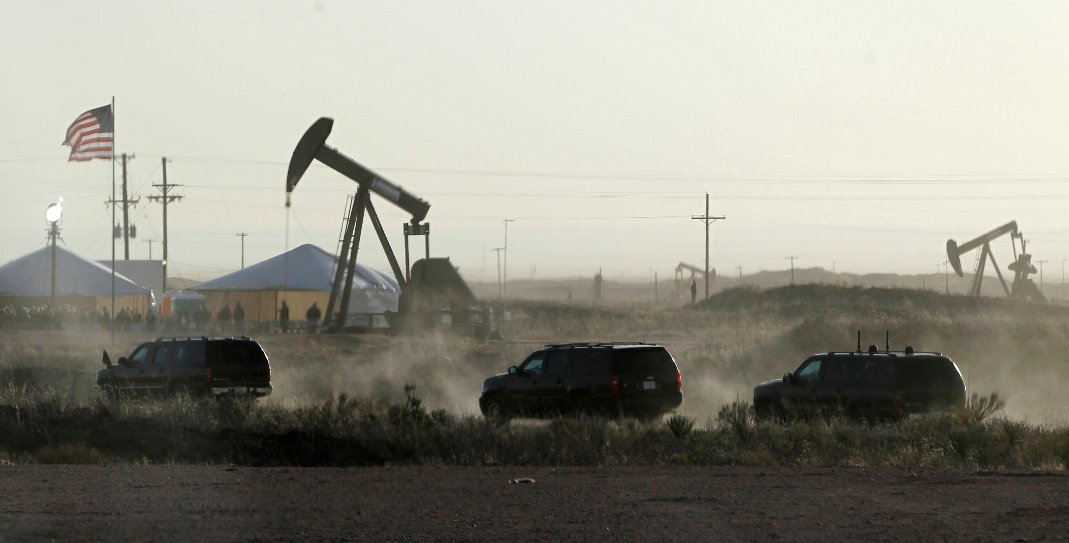 U.S. President Barack Obama’s SUV arrives at Maljamar Cooperative Association Unit in the New Mexico desert, March 21, 2012.REUTERS/Jason Reed
