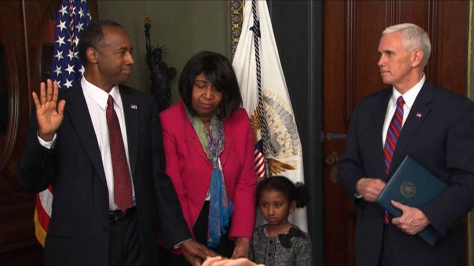 H07 ben carson sworn