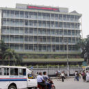 Commuters pass by the front of the Bangladesh central bank building in Dhaka March 8, 2016. REUTERS/Ashikur Rahman/File Photo