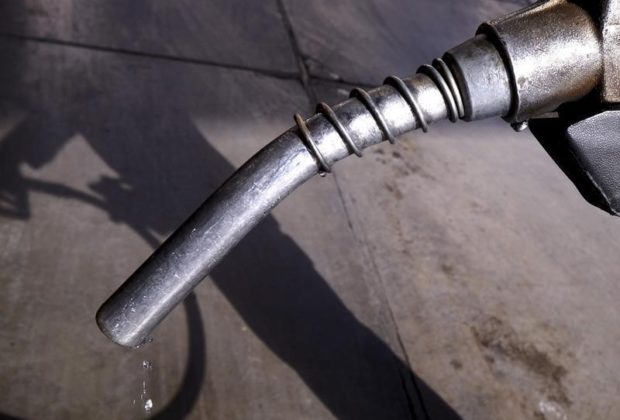 A worker grabs a nozzle at a petrol station in Tehran, Iran January 25, 2016. REUTERS/Raheb Homavandi/TIMA
