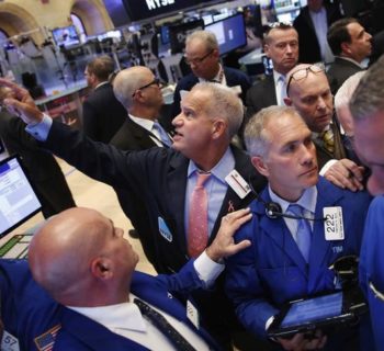 Traders work on the floor of the New York Stock Exchange (NYSE) as the market closes in New York, U.S., October 3, 2016.  REUTERS/Lucas Jackson