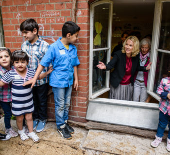 Besuch von DRK - Vizepräsidentin Donata Freifrau Schenck zu Schweinsberg (hinter Frau Schwesig) und Bundesfamilienministerin Manuela Schwesig (vorne am Fenster) in der DRK - Notunterkunft für Flüchtlinge in der Marburger Straße in Berlin - Charlottenburg. Die Einrichtung,gehört zu den Pilotprojekten der Bundesinitiative Schutz von Frauen und Kindern in Flüchtlingsunterkünften
- 21.06.2016